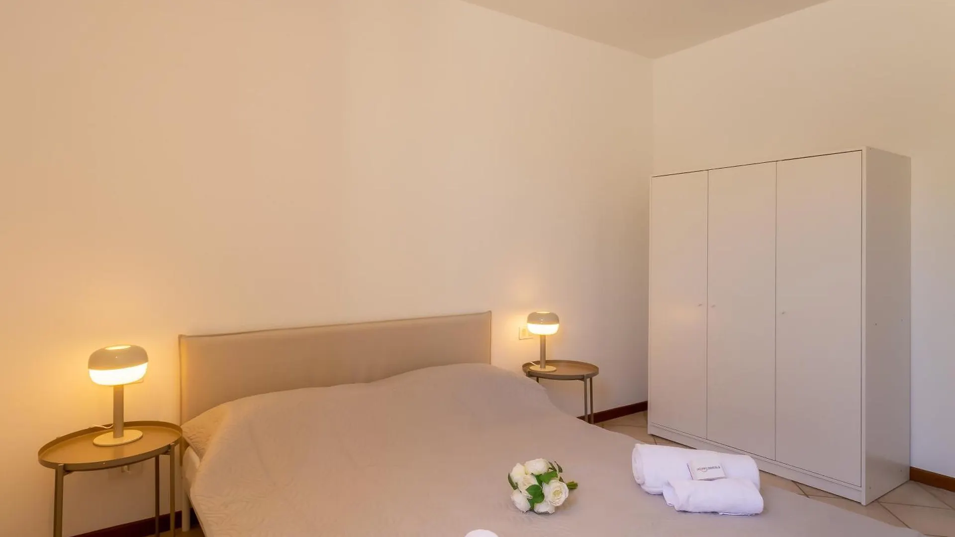 Lauri House Lakeview & Shared Pool - Happy Rentals San Felice del Benaco 0*,  Italië
